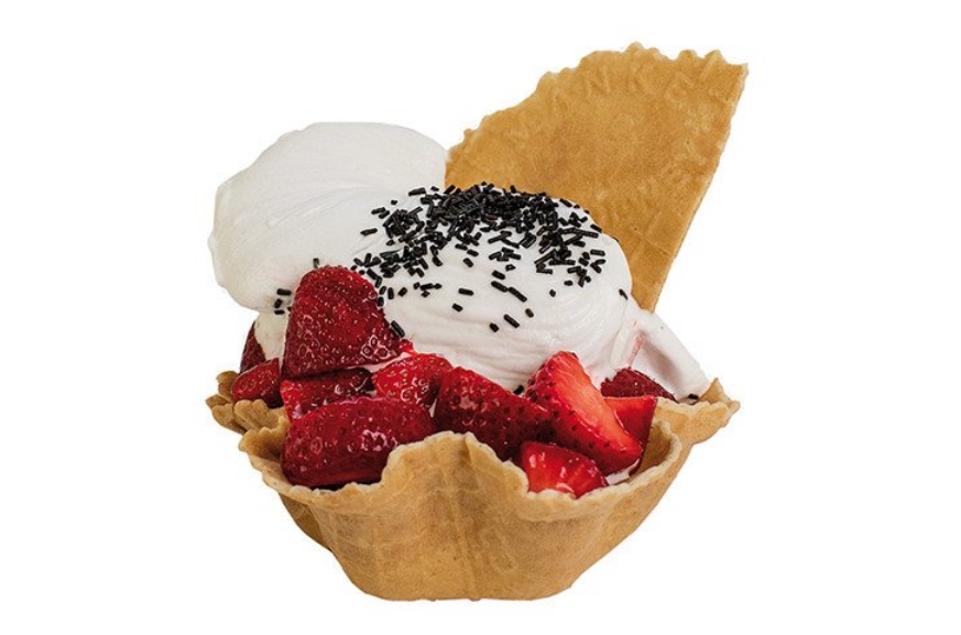 Erdbeer-Eis-Becher mit frischen Erdbeeren in der handgemachten Waffel